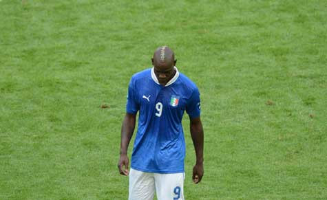 Balotelli thất thểu rời sân sau một cơ hội ngon ăn bị bỏ phí Balotelli thất thểu rời sân sau một cơ hội ngon ăn bị bỏ phí