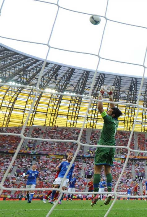 Buffon phá một cú sút xa của Fabregas trong hiệp 1 Buffon phá một cú sút xa của Fabregas trong hiệp 1