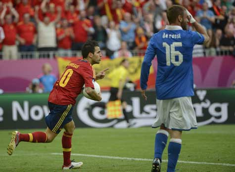 Fabregas gỡ hòa chỉ ít phút sau bàn thắng của Di Natale Fabregas gỡ hòa chỉ ít phút sau bàn thắng của Di Natale