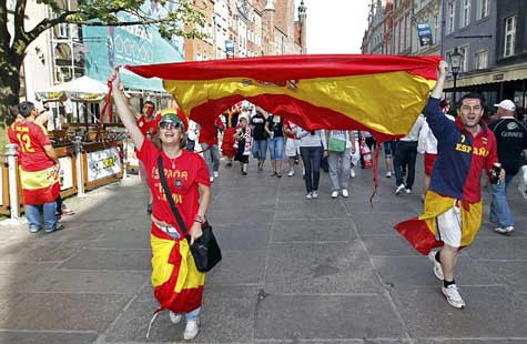 Không khí rộn ràng trên đường phố của CĐV hai đội trước giờ bóng lăn Không khí rộn ràng trên đường phố của CĐV hai đội trước giờ bóng lăn