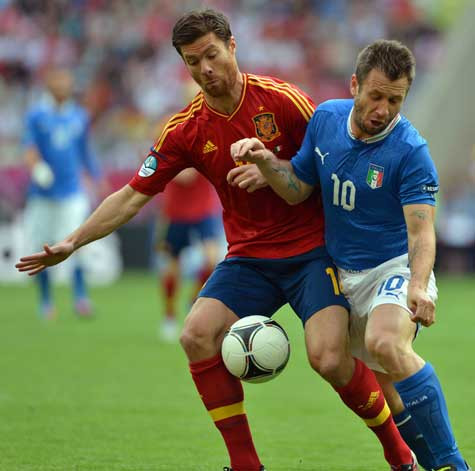 Cassano chật vật trước sự truy cản của Alonso Cassano chật vật trước sự truy cản của Alonso