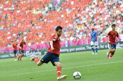 Fabregas chuẩn bị thực hiện cú sút trong vòng cấm Italia Fabregas chuẩn bị thực hiện cú sút trong vòng cấm Italia