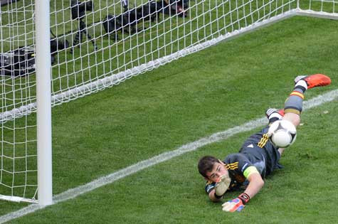 Casillas cản cú đá phạt của Pirlo Casillas cản cú đá phạt của Pirlo