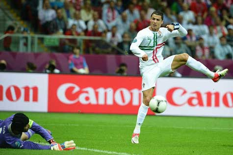 Ronaldo sút đập cột trong tình huống cuối cùng của hiệp 1 Ronaldo sút đập cột trong tình huống cuối cùng của hiệp 1