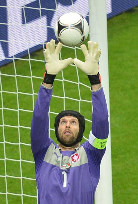 Petr Cech suýt để thủng lưới từ một quả tạt đổi hướng của Fabio Coentrao Petr Cech suýt để thủng lưới từ một quả tạt đổi hướng của Fabio Coentrao