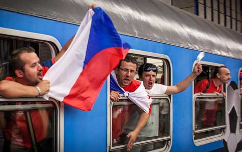 Các CĐV Czech trên chuyến tàu đặc biệt từ Prague tới Warsaw để cổ vũ cho đội tuyển nhà Các CĐV Czech trên chuyến tàu đặc biệt từ Prague tới Warsaw để cổ vũ cho đội tuyển nhà