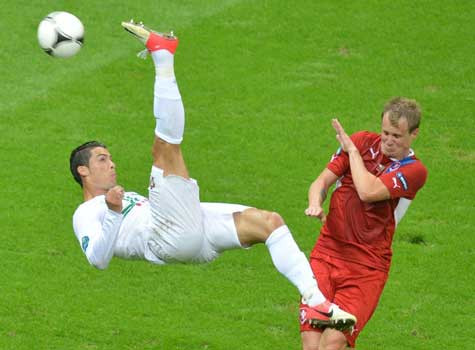 Ronaldo đá chệch cột dọc với một cú xe đạp chổng ngược Ronaldo đá chệch cột dọc với một cú xe đạp chổng ngược
