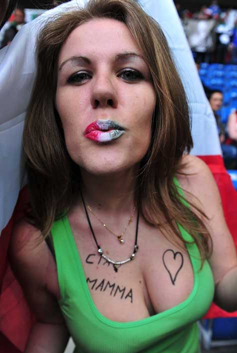 Cách thể hiện tình yêu của một nữ CĐV Italia Cách thể hiện tình yêu của một nữ CĐV Italia