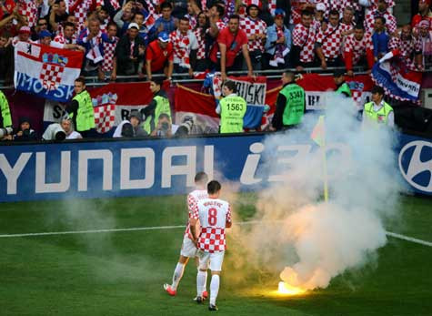 Pháo sáng do các CĐV Croatia ném xuống sân Pháo sáng do các CĐV Croatia ném xuống sân