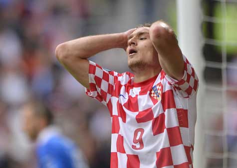 Jelavic ôm đầu sau khi Italia vượt lên dẫn trước Jelavic ôm đầu sau khi Italia vượt lên dẫn trước