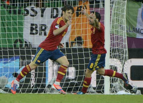 Silva ăn mừng bàn thắng thứ 2 Silva ăn mừng bàn thắng thứ 2