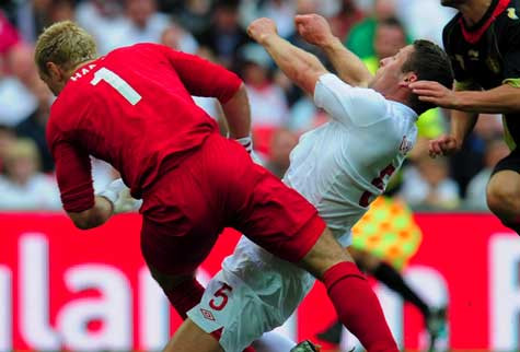 Pha va chạm dẫn đến chấn thương của Cahill trong trận giao hữu Anh - Bỉ