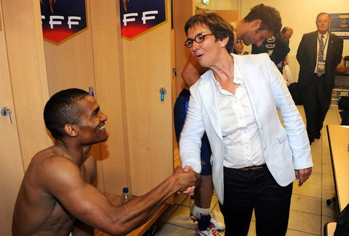 Liên quan tới chính trị, Bộ trưởng Bộ Thể thao & Thanh niên Pháp, bà Valerie Fourneyron, đã cho biết chính phủ Pháp sẽ tẩy chay EURO 2012. Các thành viên chính phủ và quốc hội sẽ không tới dự khán bất kỳ trận đấu nào để bày tỏ sự bất bình trước cách đối xử được cho là ngược đãi của chính phủ Ukraine hiện tại với cựu thủ tướng Tymoshenko. Đã có những thông tin cho rằng bà Tymoshenko, một trong những người khởi xướng cho “cuộc Cách mạng Cam” ở Ukraine, đã bị kết án 7 năm vì động cơ chính trị và bị đánh đập trong tù. Liên quan tới chính trị, Bộ trưởng Bộ Thể thao & Thanh niên Pháp, bà Valerie Fourneyron, đã cho biết chính phủ Pháp sẽ tẩy chay EURO 2012. Các thành viên chính phủ và quốc hội sẽ không tới dự khán bất kỳ trận đấu nào để bày tỏ sự bất bình trước cách đối xử được cho là ngược đãi của chính phủ Ukraine hiện tại với cựu thủ tướng Tymoshenko. Đã có những thông tin cho rằng bà Tymoshenko, một trong những người khởi xướng cho “cuộc Cách mạng Cam” ở Ukraine, đã bị kết án 7 năm vì động cơ chính trị và bị đánh đập trong tù.