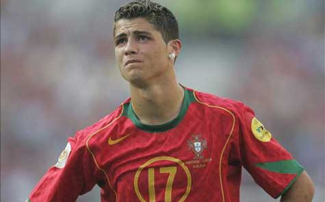 EURO 2004 là một kỷ niệm đau đớn với Ronaldo, khiến anh dễ bị tổn thương hơn khi chịu sức ép phải đóng vai người hùng EURO 2004 là một kỷ niệm đau đớn với Ronaldo, khiến anh dễ bị tổn thương hơn khi chịu sức ép phải đóng vai người hùng