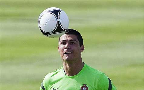 Đã 27 tuổi, và EURO 2012 sẽ là một cơ hội không thể tốt hơn để Ronaldo giành được ánh hào quang mà Messi đã che lấp Đã 27 tuổi, và EURO 2012 sẽ là một cơ hội không thể tốt hơn để Ronaldo giành được ánh hào quang mà Messi đã che lấp