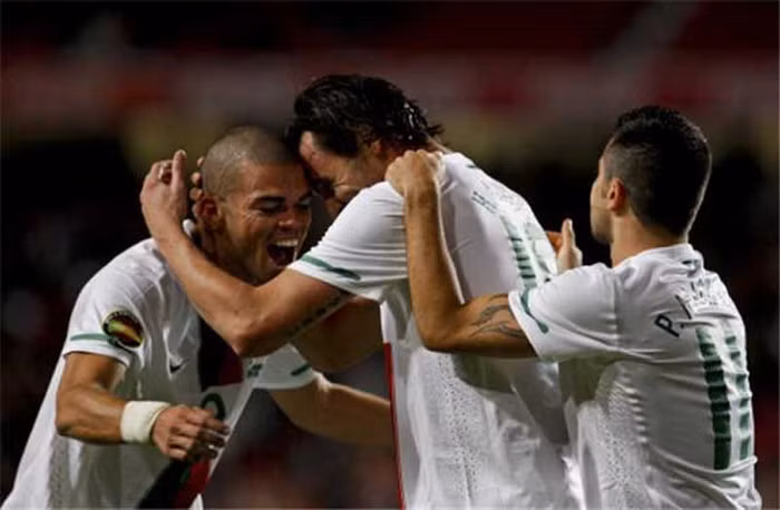 Bồ Đào Nha 4-0 Tây Ban Nha (Giao hữu, 17-11-2010): 5 tháng sau thất bại ở World Cup, Bồ Đào Nha lại chuẩn bị cho EURO 2012, và lần này họ đối đầu một Tây Ban Nha vẫn có hầu như mọi cầu thủ chính thức trong đội hình xuất phát. Tuy nhiên đây lại là một trận đấu khá tồi của hàng phòng ngự La Roja. Sau bàn mở tỷ số của Carlos Martins trước giờ giải lao, BĐN rút ra ngoài sân Carvalho và Ronaldo nhưng họ vẫn ghi 3 bàn thắng. Một bàn phản lưới của Sergio Ramos phút 49, bàn thắng của Helder Postiga phút 68 và bàn ấn định của Hugo Almeida phút 90 đưa các CĐV Bồ Đào Nha ra về trong hạnh phúc.