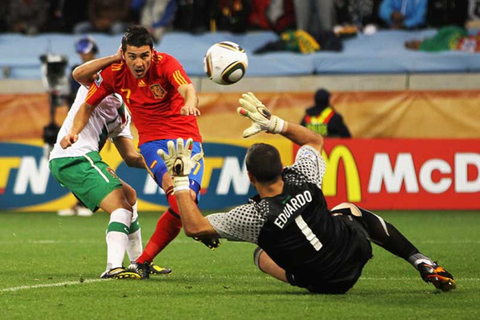 Tây Ban Nha 1-0 Bồ Đào Nha (Tứ kết, World Cup 2010, 29-6-2010): 6 năm sau thất bại ở EURO 2004, cuối cùng Tây Ban Nha đã gặp lại đối thủ cũ, lần này là trong một trận knock-out. Với dàn cầu thủ mạnh hơn bao giờ hết sau thắng lợi tại EURO 2008, TBN chiếm thế thượng phong trong phần lớn thời gian thi đấu. Dù không tận dụng được nhiều cơ hội, nhưng chỉ bàn thắng của David Villa ở phút 63 là đủ để họ tiến vào bán kết trước khi đăng quang tại Nam Phi. Tây Ban Nha 1-0 Bồ Đào Nha (Tứ kết, World Cup 2010, 29-6-2010): 6 năm sau thất bại ở EURO 2004, cuối cùng Tây Ban Nha đã gặp lại đối thủ cũ, lần này là trong một trận knock-out. Với dàn cầu thủ mạnh hơn bao giờ hết sau thắng lợi tại EURO 2008, TBN chiếm thế thượng phong trong phần lớn thời gian thi đấu. Dù không tận dụng được nhiều cơ hội, nhưng chỉ bàn thắng của David Villa ở phút 63 là đủ để họ tiến vào bán kết trước khi đăng quang tại Nam Phi.