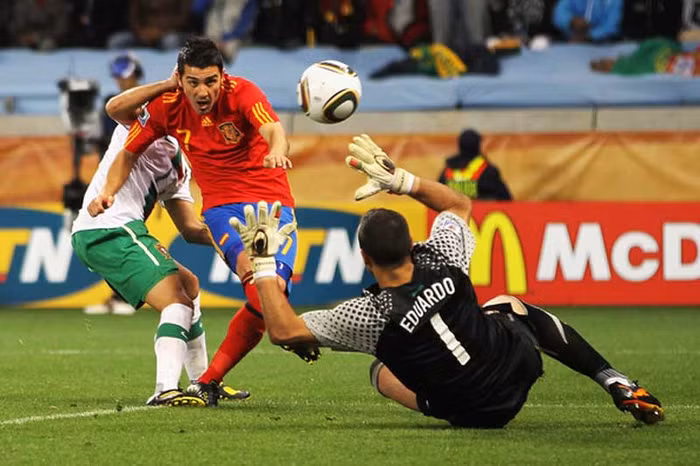 Tây Ban Nha 1-0 Bồ Đào Nha (Tứ kết, World Cup 2010, 29-6-2010): 6 năm sau thất bại ở EURO 2004, cuối cùng Tây Ban Nha đã gặp lại đối thủ cũ, lần này là trong một trận knock-out. Với dàn cầu thủ mạnh hơn bao giờ hết sau thắng lợi tại EURO 2008, TBN chiếm thế thượng phong trong phần lớn thời gian thi đấu. Dù không tận dụng được nhiều cơ hội, nhưng chỉ bàn thắng của David Villa ở phút 63 là đủ để họ tiến vào bán kết trước khi đăng quang tại Nam Phi.