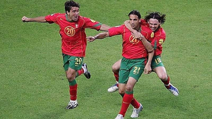 Tây Ban Nha 0-1 Bồ Đào Nha (Bảng A, EURO 2004, 20-6-2004): Một trong những trận đấu quan trọng của TBN ở bảng A sau khi bị Hy Lạp cầm chân 1-1 ở trận đấu trước đó. Dù có Iker Casillas trong khung thành cùng cặp tấn công Morientes – Raul, TBN vẫn bị đội chủ nhà đánh bại nhờ vào bàn thắng của Nuno Gomes ở phút 57. Đó là lượt trận cuối của bảng A, và dù có 4 điểm như Hy Lạp (thậm chí cùng hiệu số, cùng số bàn thắng lẫn bàn thua), nhưng TBN đã bị loại vì luật thành tích đối đầu. Tây Ban Nha 0-1 Bồ Đào Nha (Bảng A, EURO 2004, 20-6-2004): Một trong những trận đấu quan trọng của TBN ở bảng A sau khi bị Hy Lạp cầm chân 1-1 ở trận đấu trước đó. Dù có Iker Casillas trong khung thành cùng cặp tấn công Morientes – Raul, TBN vẫn bị đội chủ nhà đánh bại nhờ vào bàn thắng của Nuno Gomes ở phút 57. Đó là lượt trận cuối của bảng A, và dù có 4 điểm như Hy Lạp (thậm chí cùng hiệu số, cùng số bàn thắng lẫn bàn thua), nhưng TBN đã bị loại vì luật thành tích đối đầu.