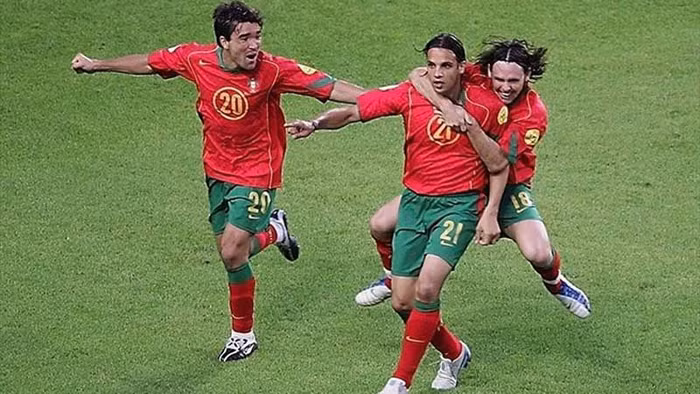 Tây Ban Nha 0-1 Bồ Đào Nha (Bảng A, EURO 2004, 20-6-2004): Một trong những trận đấu quan trọng của TBN ở bảng A sau khi bị Hy Lạp cầm chân 1-1 ở trận đấu trước đó. Dù có Iker Casillas trong khung thành cùng cặp tấn công Morientes – Raul, TBN vẫn bị đội chủ nhà đánh bại nhờ vào bàn thắng của Nuno Gomes ở phút 57. Đó là lượt trận cuối của bảng A, và dù có 4 điểm như Hy Lạp (thậm chí cùng hiệu số, cùng số bàn thắng lẫn bàn thua), nhưng TBN đã bị loại vì luật thành tích đối đầu.