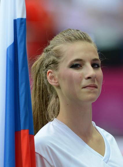 Cô gái Nga xinh đẹp cổ vũ cho đội nhà. Cô gái Nga xinh đẹp cổ vũ cho đội nhà.