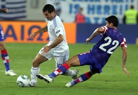 Hy Lạp (áo trắng) có nhiều cơ hội vào tứ kết bởi lối chơi chặt chẽ đã có từ thời Otto Rehhagel