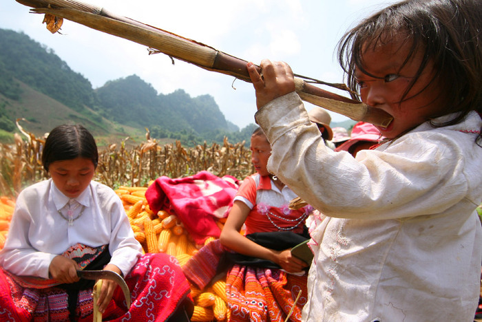 Rõ ràng, những thứ trẻ em cần không phải chỉ là một vài bữa cơm ngon mà chính là sự ý thức về giáo dục từ lúc còn nhỏ. Chúng ta sẽ mãi không trả lời được câu hỏi của các bậc phụ huynh vùng cao rằng: “ đi học có làm ra ngô đâu, đi nương còn có cái ăn?”