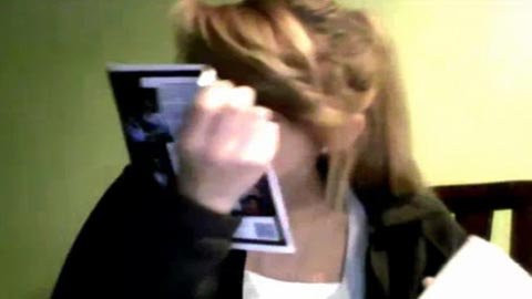 Kait cầm di ảnh mẹ và đặt lên đó một nụ hôn - Ảnh: TTO