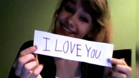 Kait xuất hiện với nụ cười rạng rỡ trong clip (Ảnh: TTO)