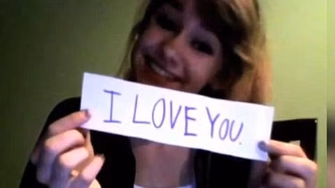 Kait xuất hiện với nụ cười rạng rỡ trong clip (Ảnh: TTO)