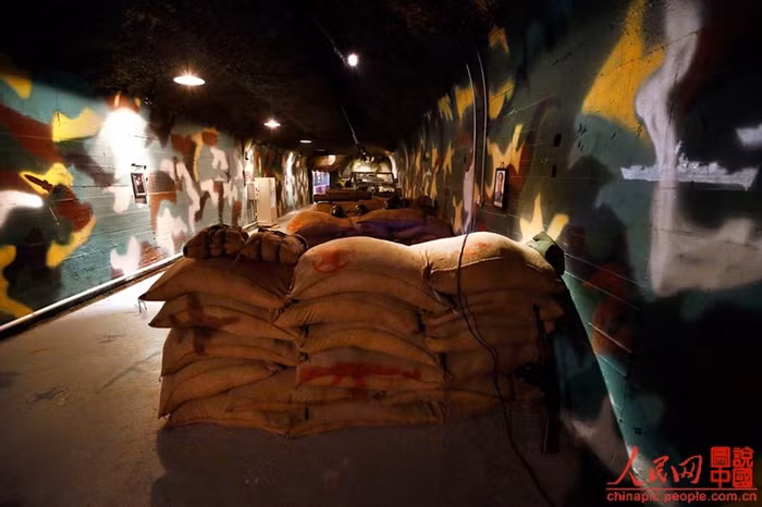 Tất cả các bức tường được sơn ngụy trang để tạo ra một bầu không khí mạnh mẽ của chiến tranh và lối vào còn được bố trí nhiều bao tải cát.