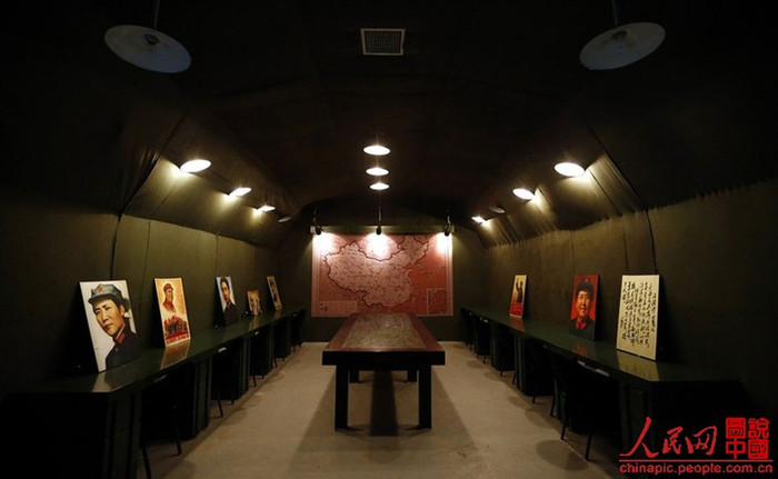 Quán bar được xây dựng trên diện tích 575 mét vuông, bao gồm nhiều khu vực như mô phỏng các chiến dịch quân sự bằng cát, khu vực dành cho các trò chơi chiến tranh cổ điển, triển lãm quân sự hiện đại....