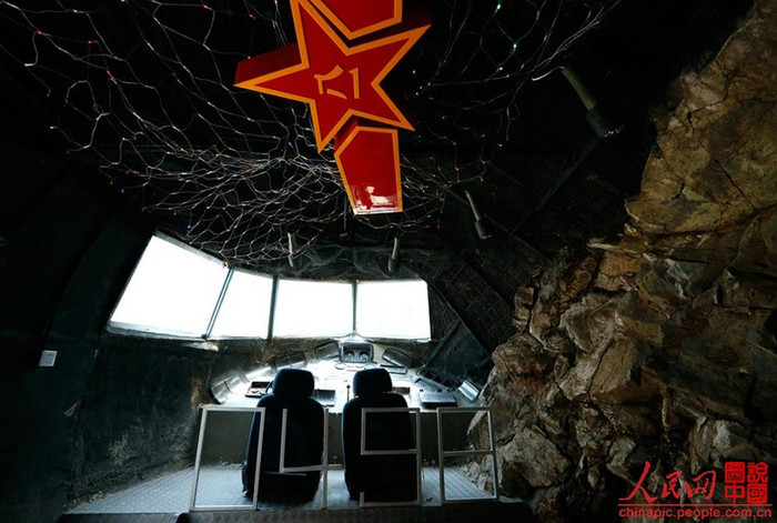 Đằng sau cánh cửa là cabin và đá của công sự ngầm. Ngày nay, với sự phát triển của ngành du lịch địa phương, nơi đây đã được chuyển đổi thành một quán bar với tên "0498" theo chủ đề quân sự. Trong đó, “98” là mã số của khu vực này còn “04” là tên đầu tiên của công sự ngầm.