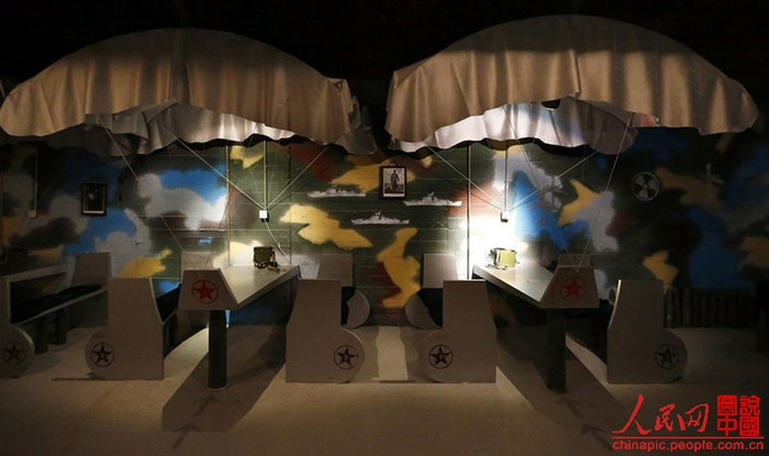 Thiết kế các chỗ ngồi giống như hình dạng cánh máy bay. Gần bức tường là hình ảnh của Chủ tịch TQ Mao Trạch Đông. Bên cạnh đó còn thể hiện mô hình của súng tiểu liên, bao cát, mặt nạ phòng độc, xe jeep, v.v…