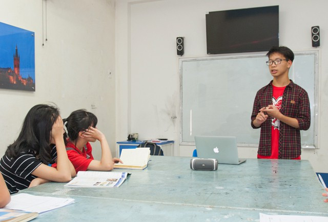 Em Nghiêm Mạnh Cầm có một bí quyết học ngoại ngữ rất độc đáo đó là tự sáng tác truyện tranh viễn tưởng. Ngoài ra Cầm còn tham gia các hoạt động về Hội nghị mô phỏng của Liên hiệp quốc, sáng lập và điều hành đội tình nguyện Book for you ở Trường Trung học phổ thông chuyên Phan Bội Châu. Ảnh: Nhân vật cung cấp.