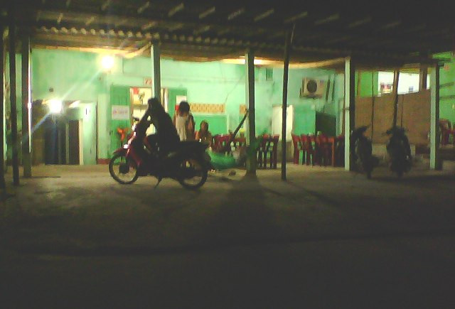 Những gái bán dâm ở bãi biển Quất Lâm đang chờ khách ở ki-ốt