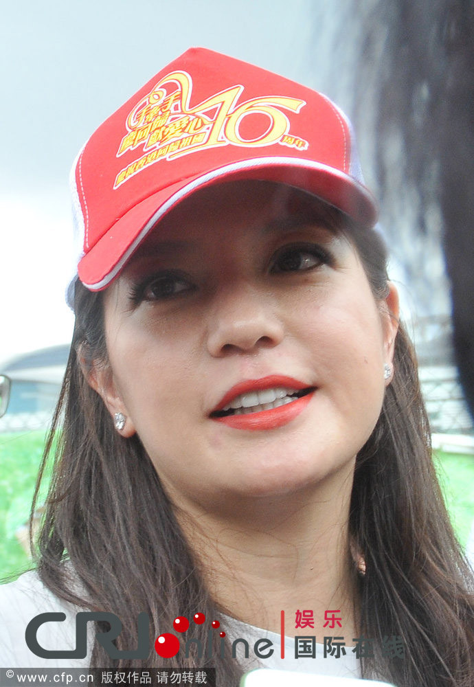 Ở nhiều góc chụp, cô lộ rõ vết nhăn quanh mắt. Ở nhiều góc chụp, cô lộ rõ vết nhăn quanh mắt.