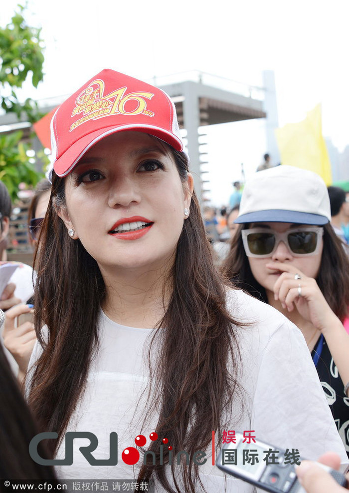 Dù được make up khá kĩ nhưng dấu hiệu của tuổi tác vẫn hiện lên khá rõ trên khuôn mặt Triệu Vy Dù được make up khá kĩ nhưng dấu hiệu của tuổi tác vẫn hiện lên khá rõ trên khuôn mặt Triệu Vy