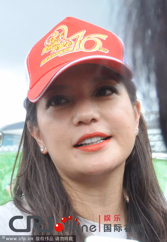 Ở nhiều góc chụp, cô lộ rõ vết nhăn quanh mắt.