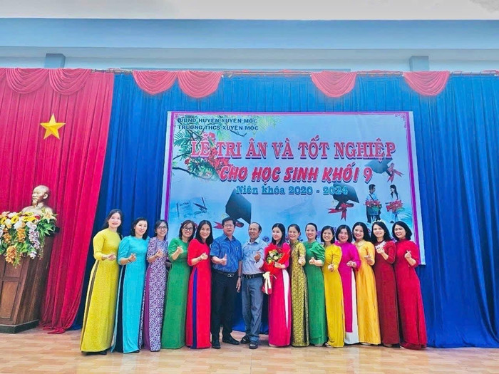 Cô giáo Trần Thị Liên (thứ 7 từ phải sang). Ảnh NVCC liên.jpg