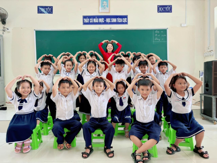 Cô giáo Hồng Lam, giáo viên trường Tiểu học Bưng Riềng cùng học trò lớp chủ nhiệm gdvn_t.giaoduc.net.vn .jfif