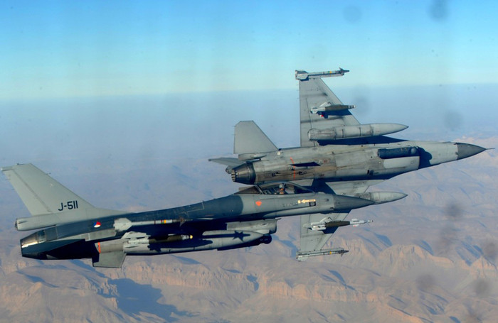 Hai tiêm kích F-16 của Không quân Hà Lan sát cánh máy bay tiếp nhiên liệu KC-10 Extender. Hai tiêm kích F-16 của Không quân Hà Lan sát cánh máy bay tiếp nhiên liệu KC-10 Extender.