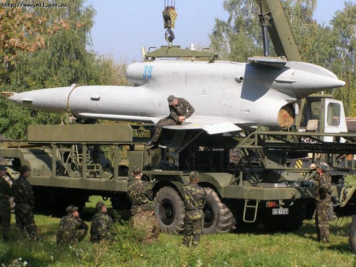 Một UAV của Trung đoàn Không quân 383 Ukraina đang được tháo rời trong cuộc tập trận tại khu vực Desna. Một UAV của Trung đoàn Không quân 383 Ukraina đang được tháo rời trong cuộc tập trận tại khu vực Desna.
