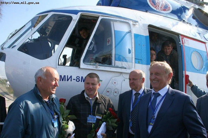 Trực thăng Mi-8M đã đạt kỷ lục về độ cao 8.250m tại triển lãm hàng không quốc tế diễn ra tại trung tâm thử nghiệm bay của Tổ hợp Khoa học/Công nghệ Hàng không Antonov. Trực thăng Mi-8M đã đạt kỷ lục về độ cao 8.250m tại triển lãm hàng không quốc tế diễn ra tại trung tâm thử nghiệm bay của Tổ hợp Khoa học/Công nghệ Hàng không Antonov.
