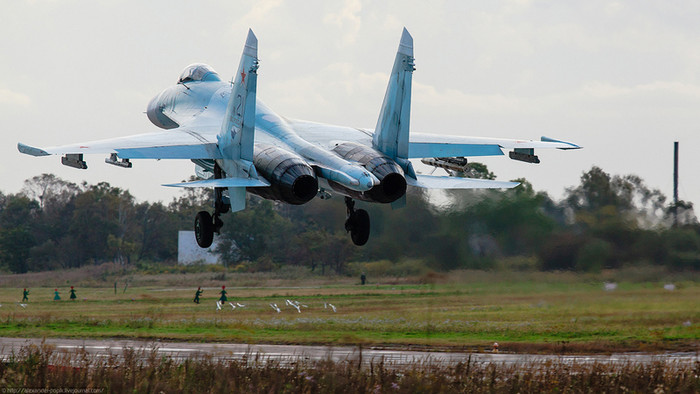 Các tiêm kích MiG-31 và Su-27 bay huấn luyện tại một căn cứ Không quân Nga. Các tiêm kích MiG-31 và Su-27 bay huấn luyện tại một căn cứ Không quân Nga.