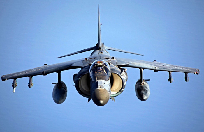 Chiến đấu cơ Harrier AV-8B thuộc đơn vị quân viễn chinh 24 chuẩn bị tiếp nhiên liệu trên không. Chiến đấu cơ Harrier AV-8B thuộc đơn vị quân viễn chinh 24 chuẩn bị tiếp nhiên liệu trên không.