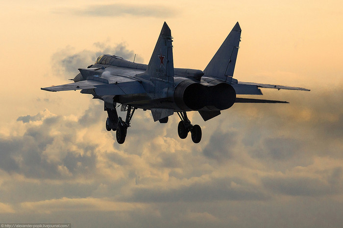 Các tiêm kích MiG-31 và Su-27 bay huấn luyện tại một căn cứ Không quân Nga. Các tiêm kích MiG-31 và Su-27 bay huấn luyện tại một căn cứ Không quân Nga.