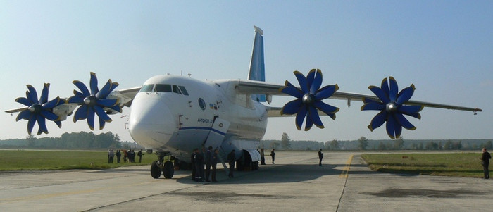 Máy bay vận tải tầm trung An-70 tại triển lãm hàng không quốc tế diễn ra tại trung tâm thử nghiệm bay của Tổ hợp Khoa học/Công nghệ Hàng không Antonov. Máy bay vận tải tầm trung An-70 tại triển lãm hàng không quốc tế diễn ra tại trung tâm thử nghiệm bay của Tổ hợp Khoa học/Công nghệ Hàng không Antonov.