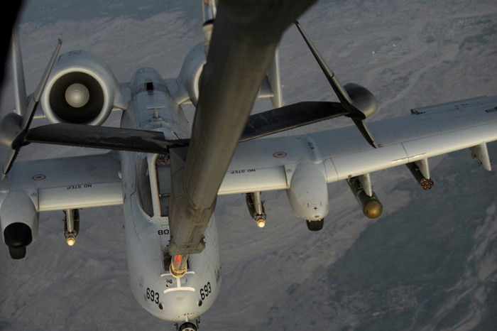 Máy bay A-10 Thunderbolt II tiếp nhiên liệu trên không. Máy bay A-10 Thunderbolt II tiếp nhiên liệu trên không.