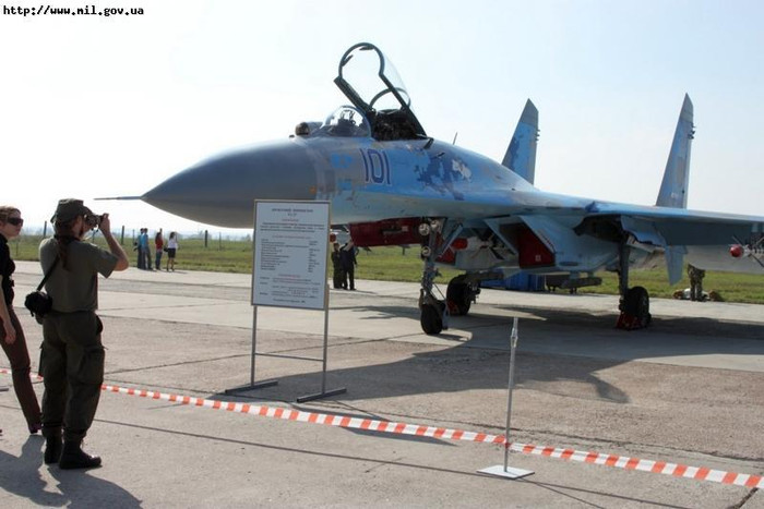 Chiến đấu cơ Su-27 tại triển lãm hàng không quốc tế diễn ra tại trung tâm thử nghiệm bay của Tổ hợp Khoa học/Công nghệ Hàng không Antonov. Chiến đấu cơ Su-27 tại triển lãm hàng không quốc tế diễn ra tại trung tâm thử nghiệm bay của Tổ hợp Khoa học/Công nghệ Hàng không Antonov.